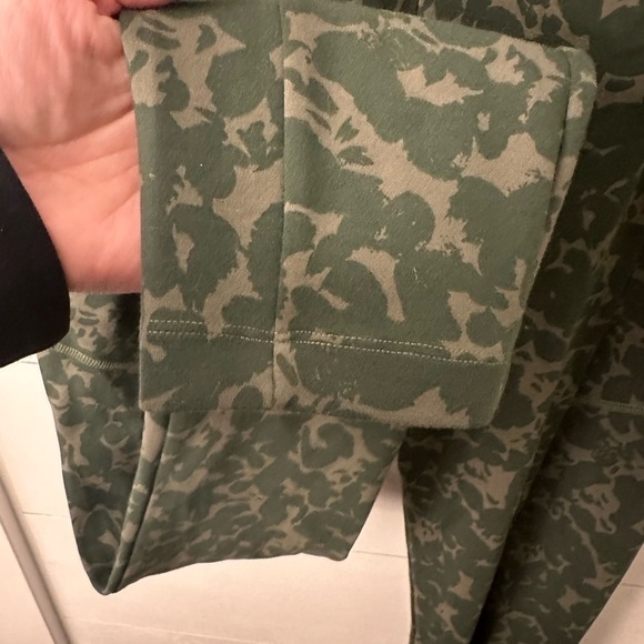 Cabi marathon woman’s green high rise camo quiet luxury old money legging MEDIUM - Picture 9 of 13
